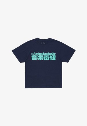 Camiseta de manga corta azul marino con texto turquesa que dice "EDWIN MUSIC CHANNEL" y caracteres japoneses en el pecho.