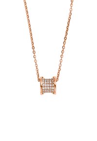 Collier en chaîne en or rose mettant en valeur un pendentif incurvé orné de trois rangées de pierres précieuses claires, soulignant une texture lisse et un design épuré.