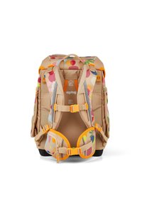 Lichtbeige rugzak met kleurrijke cirkelpatronen, oranje hardware, gevoerde banden en een netten rug voor ondersteuning. Meerdere compartimenten inbegrepen.