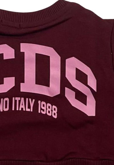 Felpa color bordeaux con grandi lettere in blocco rosa chiaro "CDS" e "ITALY 1988" in un font audace. Il materiale sembra morbido e presenta un colletto a coste.