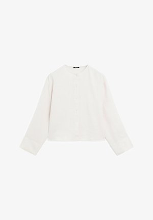 Blouse courte rose clair avec un col rond, des manches longues et une fermeture à boutons ; fabriquée à partir d'un tissu texturé.