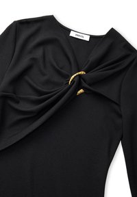 Zwarte kledingstuk met een gedraaide voorkant ontwerp, met een gouden ringaccent in het midden. Gemaakt van een stof met een zachte textuur.