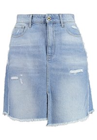 Jeanskjol i ljusblått med fransad nederkant, slitna detaljer framtill och en klassisk femfickdesign. Hög midja.