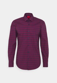 Camicia a maniche lunghe con bottoni in un motivo a quadri blu navy e rosso scuro, caratterizzata da un colletto a punta e bottoni neri, con una texture di tessuto liscia.