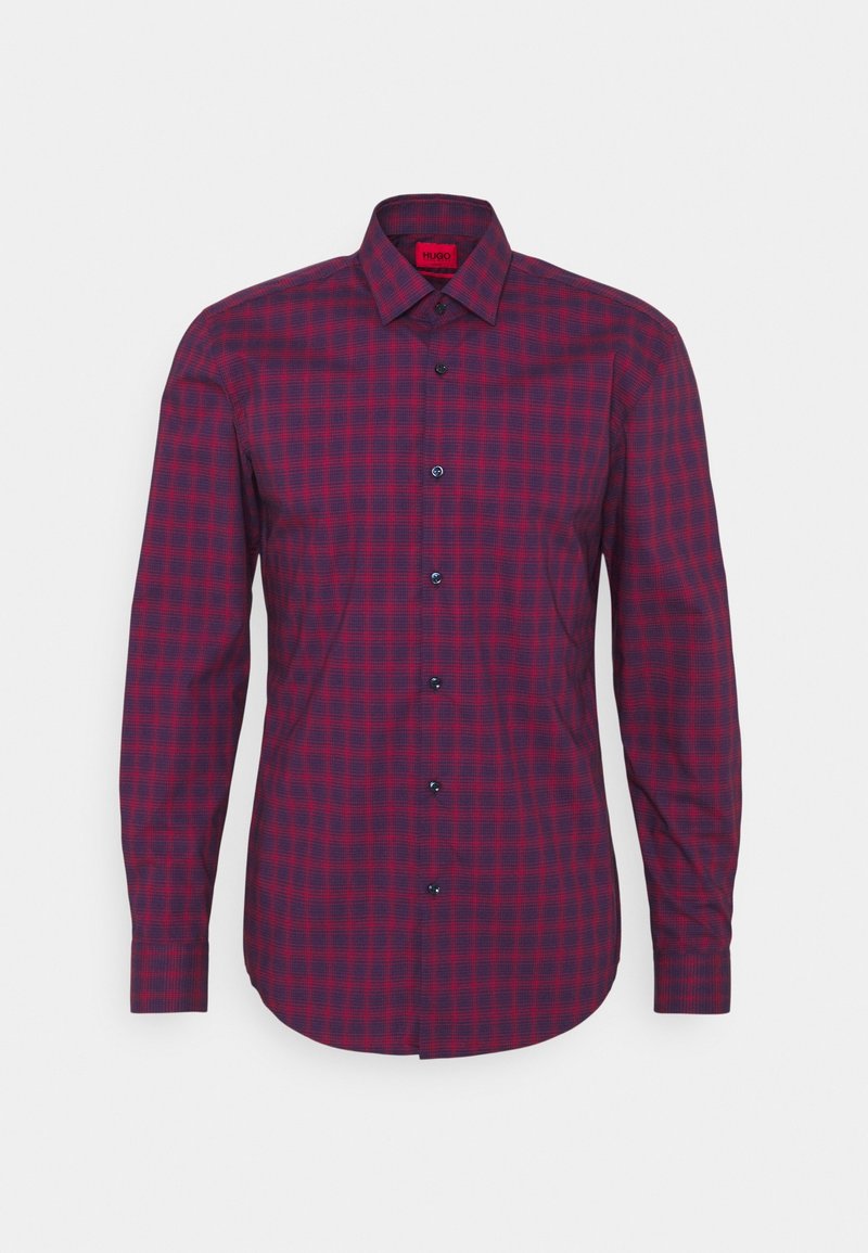 Camicia a maniche lunghe con bottoni in un motivo a quadri blu navy e rosso scuro, caratterizzata da un colletto a punta e bottoni neri, con una texture di tessuto liscia.