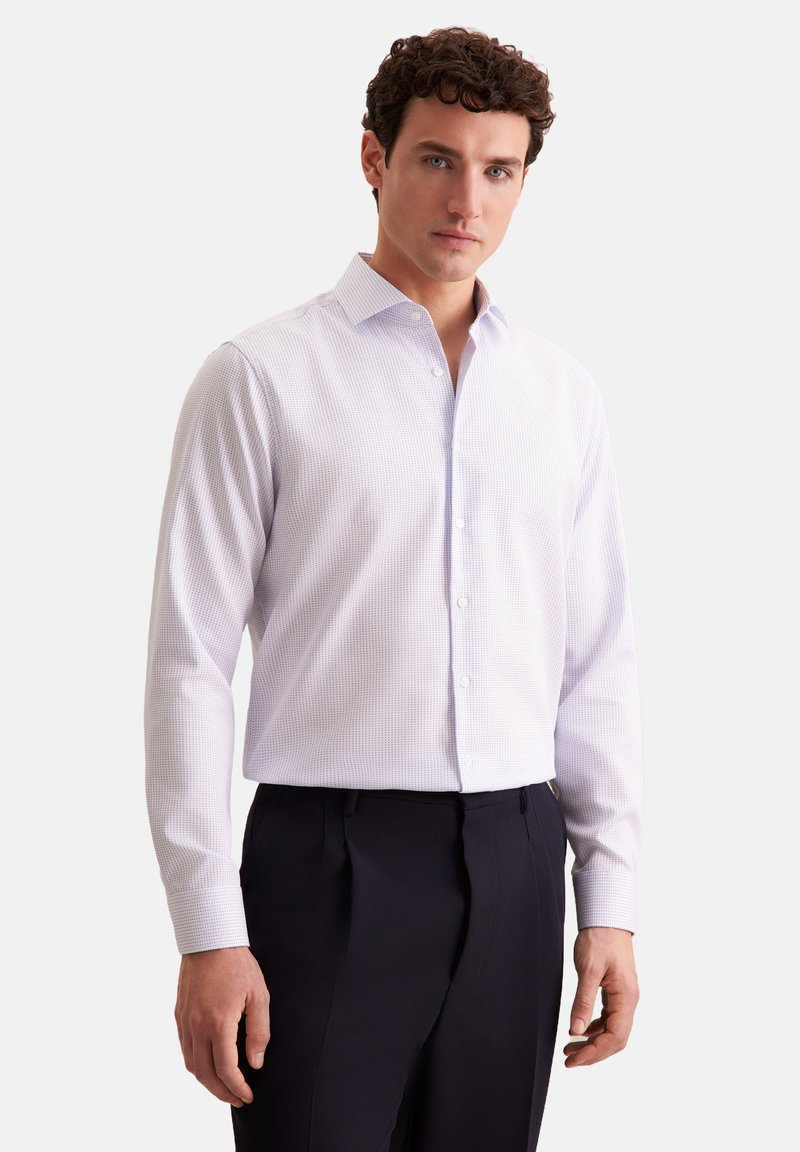 Lichtpaarse overhemdd met een subtiel ruitpatroon, knoop-down kraag, lange mouwen en een voorplacket. Gecombineerd met donkere broeken.