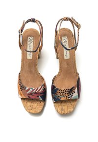 Sandalias de tacón de múltiples colores y patrones con base de corcho, correas de tela y hebilla en el tobillo. Plantillas de textura suave con una parte delantera plana.