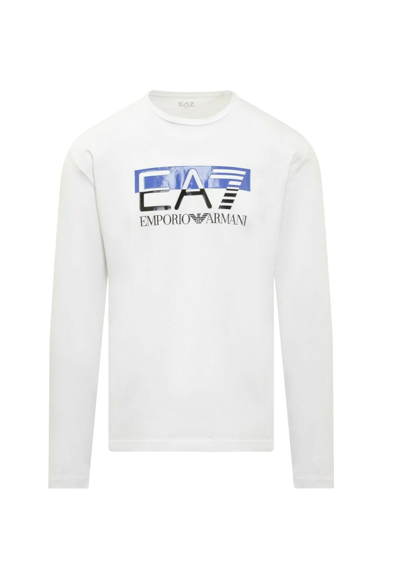Weißes Langarmshirt mit dem auf der Brust zentrierten Logo "EA7 Emporio Armani" in Schwarz und Blau.