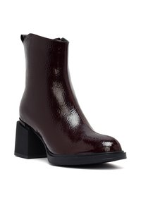 Stivale alla caviglia bordeaux con una finitura lucida, tacco quadrato e superficie texturizzata. Presenta una silhouette elegante e dettagli di cucitura minimi.