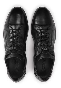 Pantofi negri din piele, cu șireturi, cu finisaj neted, vârf rotund și detalii subtile de cusătură. Au o talpă interioară cu marcă și șireturi sigure.