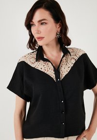 LELA REGULAR FIT - Nööpidega pluus - black