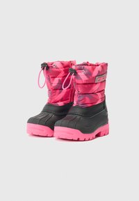Pár ružových a čiernych zateplených zimných topánok s príťahovými uzávermi a ružovou vzorovanou látkovou hornou časťou.