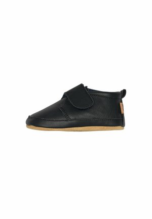 Zapato negro para bebé con tira de velcro, suela blanda y lengüeta de agarre en el talón, aislado sobre fondo blanco.