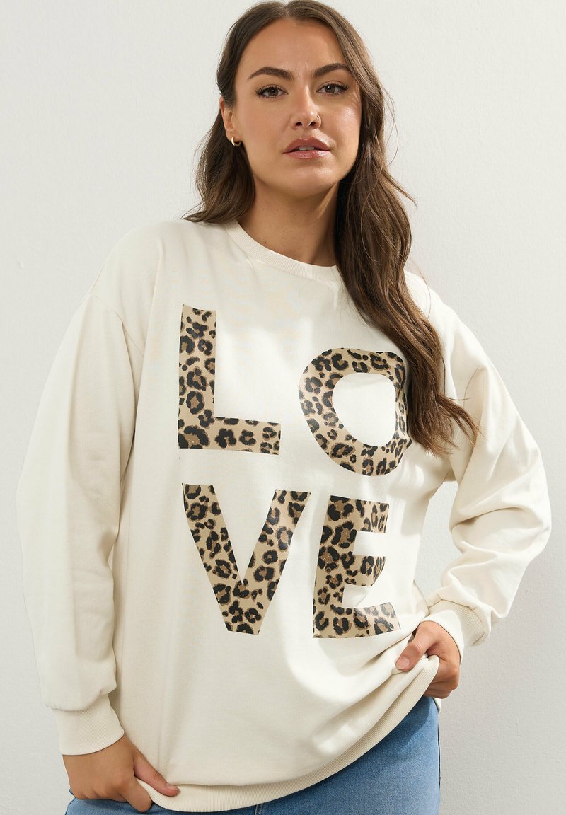 Felpa crema con grande scritta "LOVE" in stampa leopardata. Presenta maniche lunghe, colletto rotondo e vestibilità rilassata. Tessuto morbido.