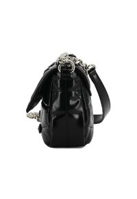 Borsa a mano in pelle verniciata nera con design trapuntato, hardware argentato, tracolla a catena e una texture liscia. Forma compatta e arrotondata.