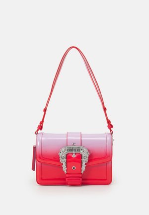 Bolso de mano con degradado en tonos rosas y acabado brillante, que cuenta con un cierre en forma de cabeza de león plateada, correa ajustable y un diseño estructurado.