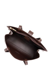 Borsa tote in pelle marrone con chiusura a zip, manici piatti e un ampio interno. Presenta una texture liscia e un design minimalista.