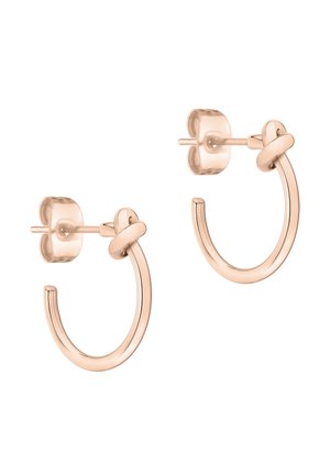 Pendientes de aro de metal color oro rosa con un pequeño detalle de nudo cerca del poste del botón, sobre un fondo blanco.