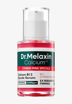 Botella transparente con dosificador de Dr. Melaxin Calcium B12 Cyano Pink Spicule Serum con etiqueta roja, blanca y verde que destaca los efectos reafirmantes y revitalizantes.