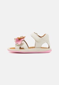Sandalo in pelle bianca con suola in gomma rosa, caratterizzato da decorazioni floreali in rosa e marrone. Cinturino regolabile per una vestibilità sicura, design aperto.