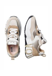 Sneaker chunky beige e bianche con lacci bianchi, pannelli in suede e pelle, e testo "VOILE BLANCHE" sulla suola e sull'etichetta della linguetta.