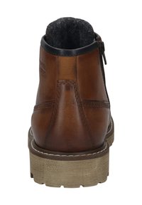 Braune Lederstiefelette mit dicker beiger Sohle, schwarzem gepolstertem Kragen, sichtbaren Nähten und seitlichem Reißverschluss, von hinten betrachtet.