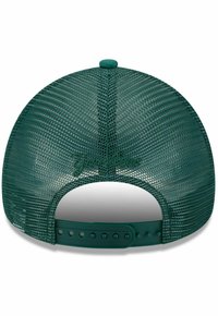 Grüne Netz-Baseballmütze mit einem soliden Rückenpaneel, einem erhöhten oberen Knopf und einem verstellbaren Druckverschluss. Mit gesticktem Logo-Detail.