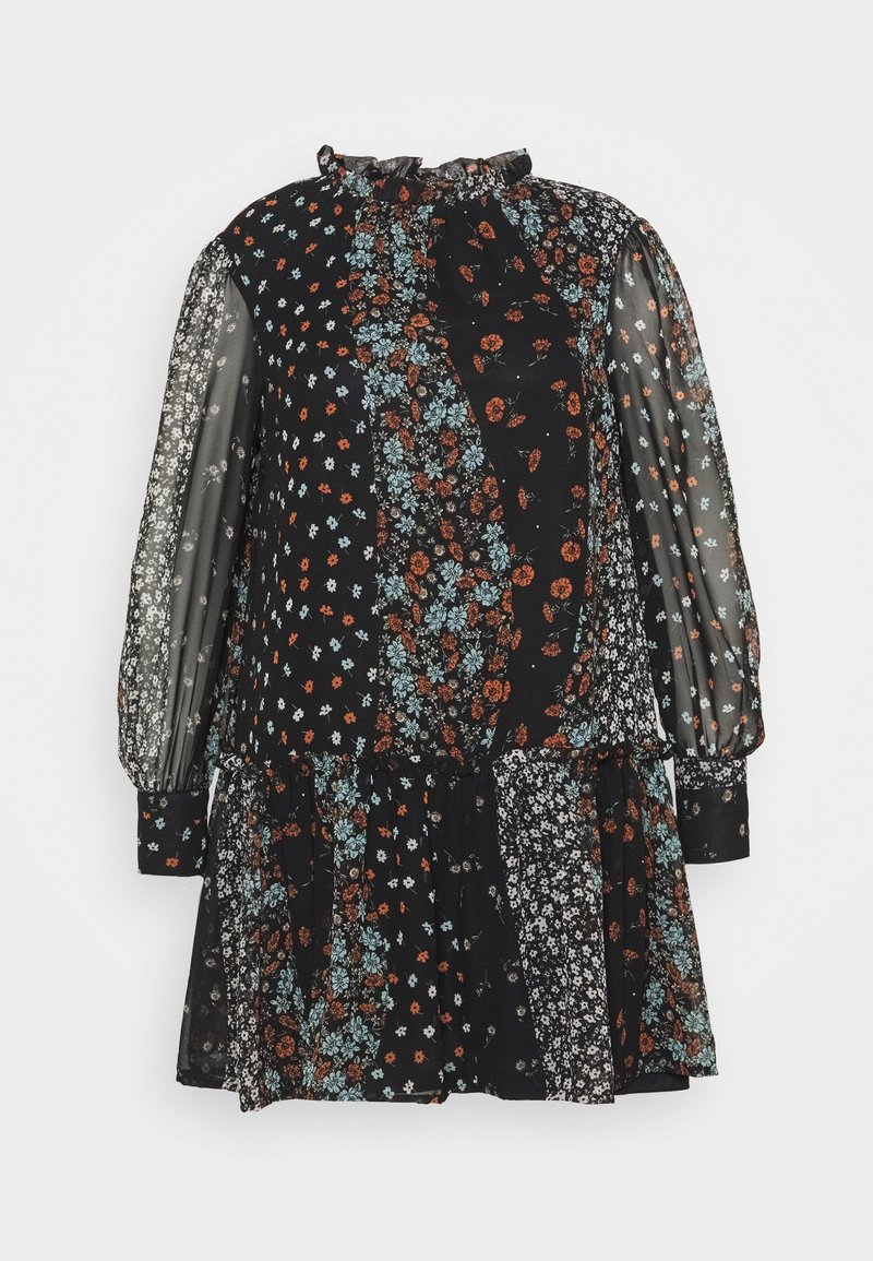 Schwarzes Blumenkleid mit einem Rüschenausschnitt, langen durchsichtigen Ärmeln und einem gestuften Design mit unterschiedlichen Blumendrucken in Blau- und Rosttönen.