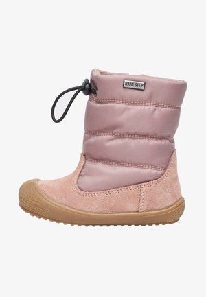 Roze geïsoleerde laars met een zachte satijnen bovenkant, rubberen zool, getextureerde accenten en een trekkoordsluiting aan de bovenkant voor een veilige pasvorm.