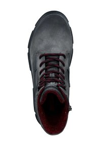 Graue Leder-Schnürstiefel mit schwarzen und roten Schnürsenkeln, gepolstertem roten Innenfutter und schwarzer Gummisohle, von oben betrachtet.