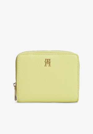 Portefeuille en cuir jaune avec une finition texturée, des ferrures dorées et un logo embossé à l'avant. Doté d'une fermeture éclair.