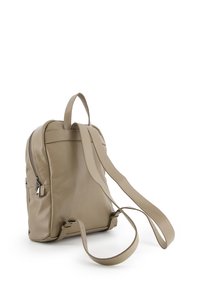 Struktureret beige læder rygsæk med justerbare stropper, bærehank, sidelomme med lynlås og minimalistisk design.