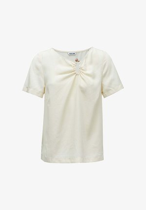 Top corto de manga corta color crema con escote redondo, detalles fruncidos en la parte frontal y un botón decorativo en el cuello como acento adicional.