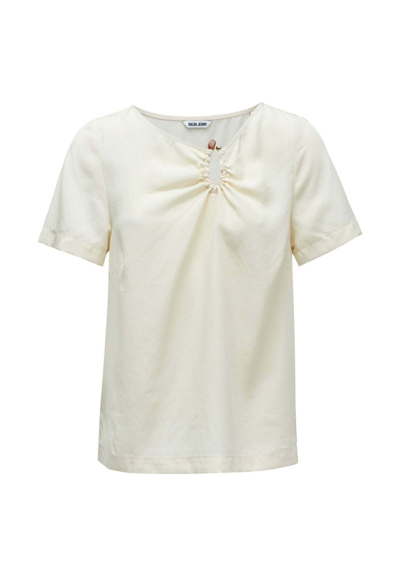 Top corto a maniche corti di colore crema con scollatura rotonda, dettagli arricciati sul davanti e un bottone decorativo al collo per un tocco in più.