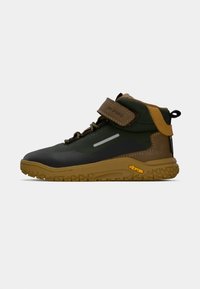 Botte de randonnée montante en vert foncé et marron avec semelle Vibram, sangle Velcro, tirette et détail latéral réfléchissant.