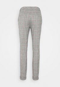 Grijze geruite broek met een subtiele ruitpatroon en rode accenten, slanke pasvorm en twee achterzakken.