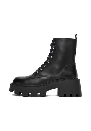 - Botki na platformie