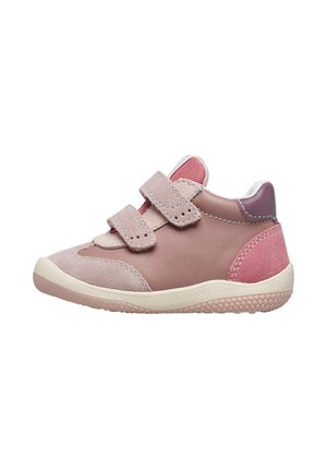 Scarpe per bambini di colore rosa con una combinazione di materiali in pelle e camoscio, dotate di due cinturini in Velcro, punta arrotondata e suola in gomma testurizzata.