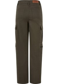 Pantalon cargo vert olive en tissu robuste, avec deux poches latérales, deux poches arrière et une étiquette en cuir marron sur la ceinture.