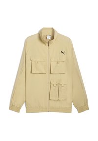 Ljusgul jacka med dragkedja framtill och flera fickor, med en svart Puma-logotyp på vänster bröst.
