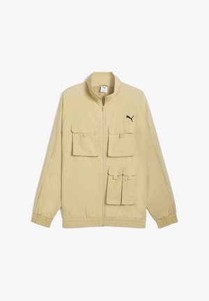 Lichtgele jas met een ritssluiting aan de voorkant en meerdere zakken, met een zwart Puma-logo op de linkerkant van de borst.