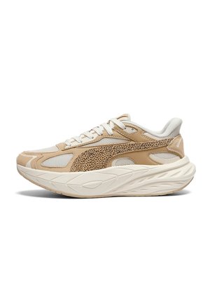 Scarpa da ginnastica sportiva beige e bianca con suola spessa scolpita, pannelli in mesh e striscia laterale a pois, chiusura con lacci e collo imbottito.