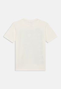 Απλή λευκή βαμβακερή μπλούζα με κοντά μανίκια, απεικονιζόμενη επίπεδα από πίσω, με στρογγυλή λαιμόκοψη και χωρίς ορατά λογότυπα ή σχέδια.