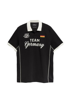Czarna koszulka polo z białym kołnierzykiem i brzegami rękawów, napisem "Team Germany", logo Mistrzostw Świata w Piłce Nożnej 2026 oraz naszywką z niemiecką flagą z przodu.