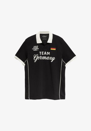 Zwart poloshirt met witte kraag en mouwranden, tekst "Team Germany", logo van het wereldkampioenschap voetbal 2026 en een Duitse vlag patch aan de voorkant.