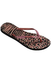 Ružové šľapky s leopardím vzorom, čiernou pruhovanou podšívkou, trblietavými ružovo-zlatými popruhmi a štruktúrovanou gumovou podrážkou.