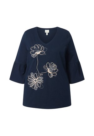 Marineblauwe V-hals blouse met driekwartklokmouwen, voorzien van lichtbeige bloemrijke borduursels aan de voorkant.