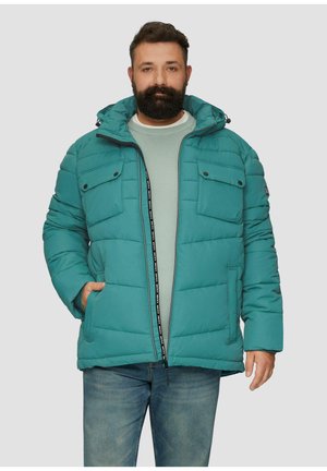Teal pufferjack met ritssluiting, twee borstzakken en een verstelbare capuchon. Kenmerkt zich door een gewatteerde textuur en een koordsluiting aan de onderkant.