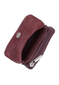 Bordeauxfarbenes Wildleder-Portemonnaie mit Druckverschluss und Reißverschlussfach; zeichnet sich durch eine weiche Textur und ein abgerundetes Design für eine einfache Handhabung aus.