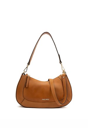Petit sac à bandoulière en cuir marron avec sangle réglable, ferrures dorées et logo Pikolinos sur le devant.